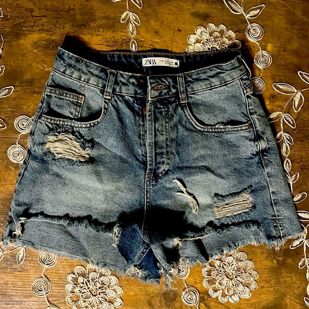 SZ 4, Zara distress blue denim jean shorts.